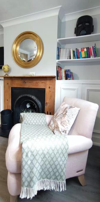 Windsor Cottage: Cosy, Charming, Full Of Character Extérieur photo