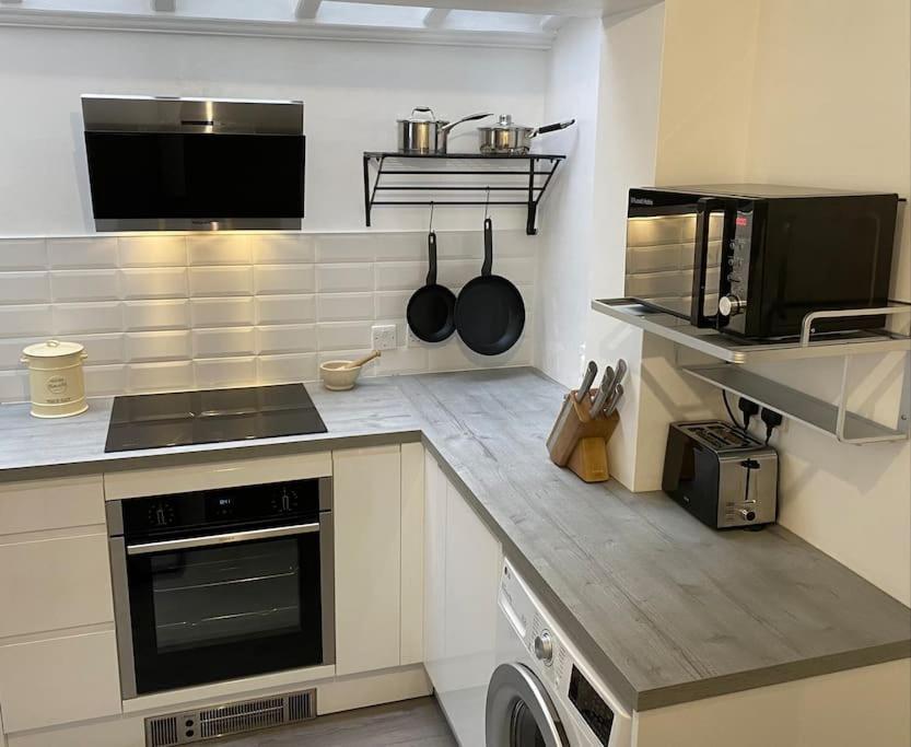 Windsor Cottage: Cosy, Charming, Full Of Character Extérieur photo